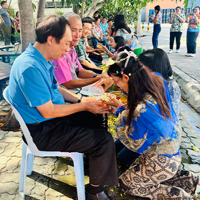 บริษัท มัลติแบกซ์ จำกัด (มหาชน) จัดกิจกรรมรดน้ำดำหัวขอพรผู้บริหาร เทศกาลสงกรานต์