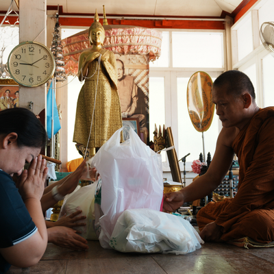 บริษัท มัลติแบกซ์ จำกัด (มหาชน) ร่วมถวายชุดหลอดไฟ และปัจจัย ในวันเข้าพรรษา