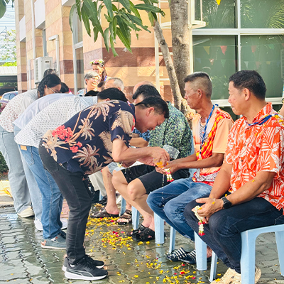 บริษัท มัลติแบกซ์ จำกัด (มหาชน) จัดกิจกรรมรดน้ำดำหัวขอพรผู้บริหาร เทศกาลสงกรานต์