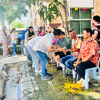 บริษัท มัลติแบกซ์ จำกัด (มหาชน) จัดกิจกรรมรดน้ำดำหัวขอพรผู้บริหาร เทศกาลสงกรานต์