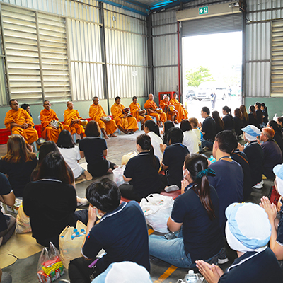 ผู้บริหารและพนักงาน บริษัทมัลติแบกซ์ จำกัด (มหาชน) ทำบุญวันครบรอบ 29 ปี ของบริษัท