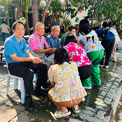 บริษัท มัลติแบกซ์ จำกัด (มหาชน) จัดกิจกรรมรดน้ำดำหัวขอพรผู้บริหาร เทศกาลสงกรานต์