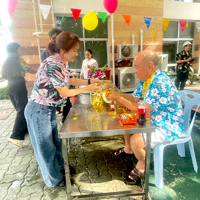 บริษัท มัลติแบกซ์ จำกัด (มหาชน) จัดกิจกรรมรดน้ำดำหัว-ขอพรผู้บริหาร เนื่องในเทศกาลสงกรานต์ 2568