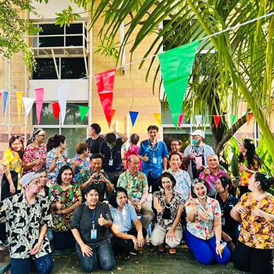พนักงาน บริษัทมัลติแบกซ์ จำกัด (มหาชน) ร่วมกันรดน้ำดำหัวขอพรผู้บริหาร ณ สวนข้างสำนักงานโรงงาน 3