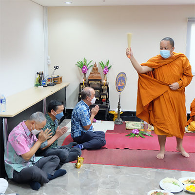 บริษัทฯ จัดทำบุญถวายภัตหารเพลเนื่องในโอกาสครบรอบก่อตั้ง 27 ปี พร้อมมอบรางวัล และประกาศนียบัตรพนักงานที่มีอายุงานครบ 20 ปี  